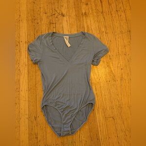 Free people v neck cap sleeve tee bodysuit